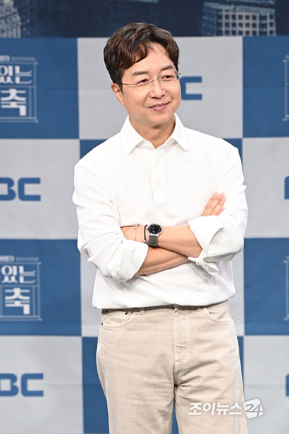 건축가 유현준이 21일 오후 서울 마포구 상암동 MBC에서 열린 MBC 새 교양프로그램 '이유 있는 건축-공간 여행자' 제작발표회에 참석해 포즈를 취하고 있다. [사진=문수지 기자]