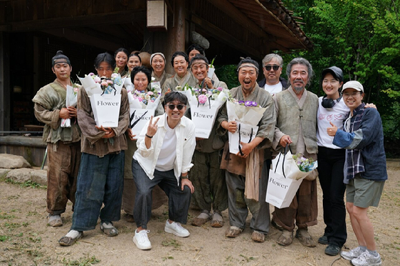 '왕과 사는 남자' 1500만 돌파 기념 촬영 비하인드 사진 [사진=(주)쇼박스]