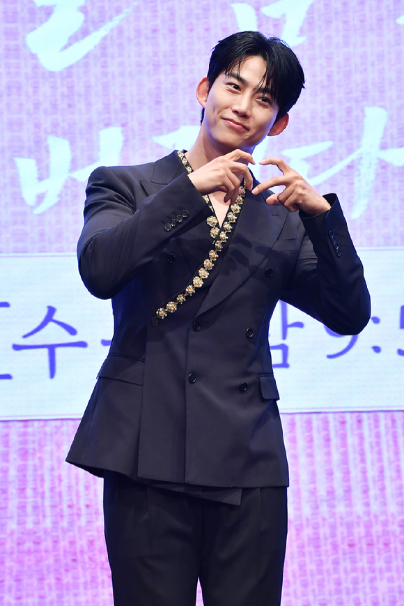 그룹 2PM 옥택연이 11일 오후 서울 구로구 신도림동 더세인트에서 진행된 KBS2 새 수목드라마 '남주의 첫날밤을 가져버렸다' 제작발표회에 참석해 포즈를 취하고 있다. [사진=문수지 기자]