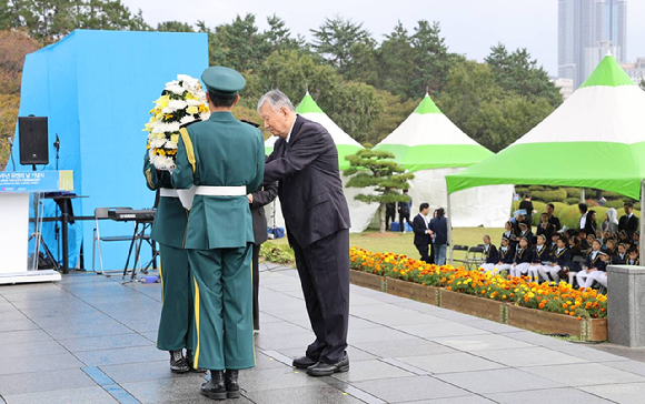 이중근 회장이 헌화를 하고 있다. [사진=부영그룹]