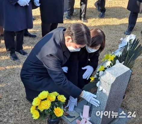 안철수 후보 내외가 천안 국립망향의 동산에서 '일본군 위안부 피해자' 할머니 묘소에 헌화하고 참배를 하고있다. [사진=정종윤 기자]