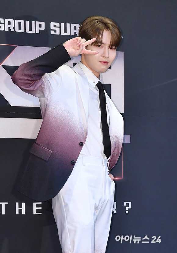 가수 김재환이 24일 오전 서울 마포구 상암동 CJ ENM에서 열린 Mnet 빌드업:보컬 보이그룹 서바이벌 제작발표회에서 기념촬영을 하고 있다. [사진=곽영래 기자]