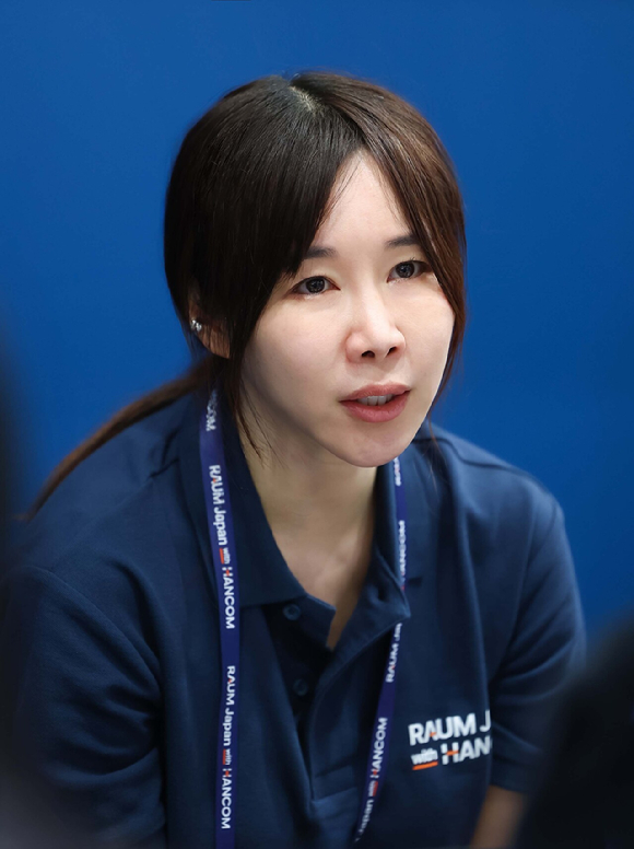 김연수 한컴 대표가 지난 8일 일본 도쿄 빅사이트에서 개막한 '2026 재팬 IT 위크 스프링' 현장에서 한국 취재진의 질문에 답하고 있다. [사진=한컴]