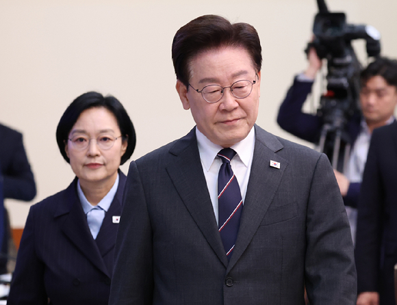 이재명 대통령이 6일 청와대에서 열린 국무회의에 입장하고 있다. 2026.10.6 [사진=연합뉴스]