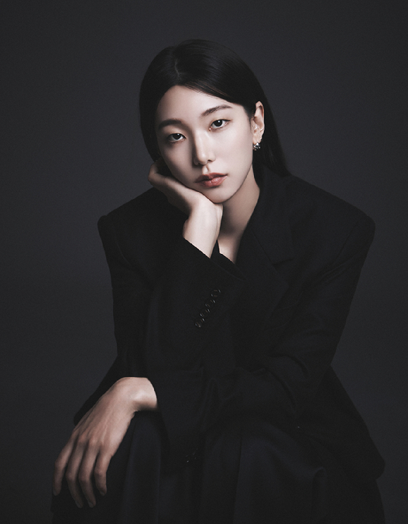 배우 이호정이 넷플릭스 시리즈 '당신이 죽였다' 인터뷰에 앞서 포즈를 취하고 있다. [사진=매니지먼트 레도]