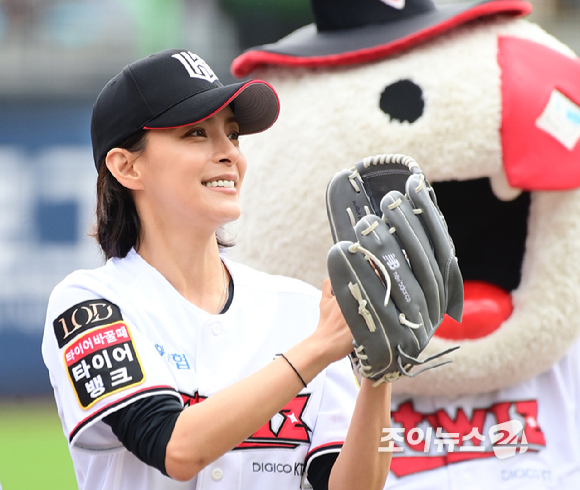 5일 오후 경기도 수원 KT위즈파크에서 '2023 KBO 포스트시즌 플레이오프' 5차전 KT 위즈와 NC 다이노스의 경기가 열렸다. 수원에서 처음으로 개최되는 '대종상 영화제' 홍보대사인 배우 정혜인이 시구자로 참석하고 있다. [사진=정소희 기자]