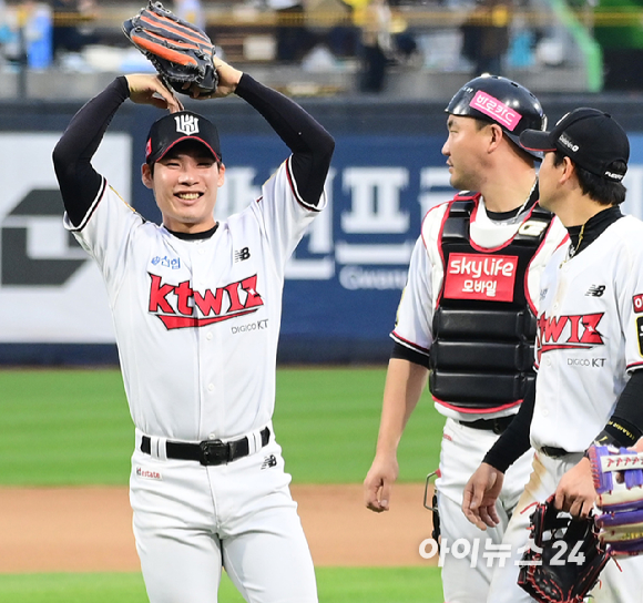 5일 오후 경기도 수원 KT위즈파크에서 열린 '2023 KBO 포스트시즌 플레이오프' 5차전 KT 위즈와 NC 다이노스의 경기가 3-2 KT의 승리로 끝난 가운데 KT 선수들이 한국시리즈 진출의 기쁨을 나누고 있다. [사진=정소희 기자]