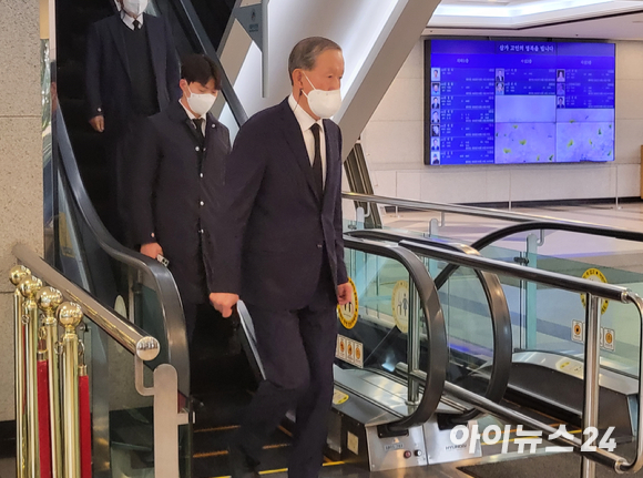 구광모 LG그룹 회장이 12일 서울 아산병원 장례식장에 차려진 구자홍 LS그룹 초대 회장(현 LS니꼬동제련 회장) 빈소 조문을 마치고 나서고 있다. [사진=정소희 기자]