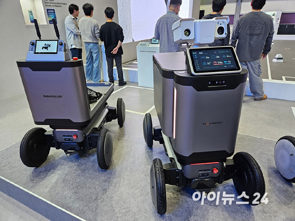 중국 휴머노이드 기업 '갤봇'은 차세대 휴머노이드 'ET1'의 개발 단계 플랫폼으로 테니스 코치와의 시합을 선보였다. [사진=설재윤 기자]