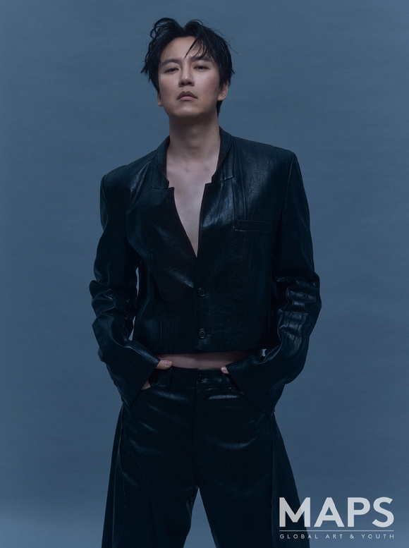 배우 김남길이 화보 촬영에서 포즈를 취하고 있다. [사진=맵스]