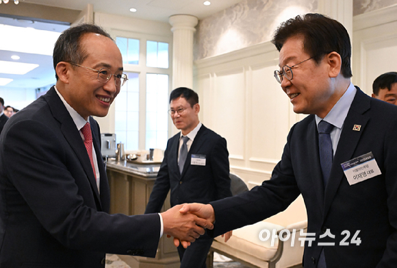 17일 서울 여의도 국민일보 컨벤션홀에서 ’글로벌 경제안보 전쟁-한국의 생존전략’ 주제로 열린 2024 국민미래포럼에서 추경호 국민의힘 원내대표와 이재명 더불어민주당 대표가 인사하고 있다. [사진=국회사진취재단]