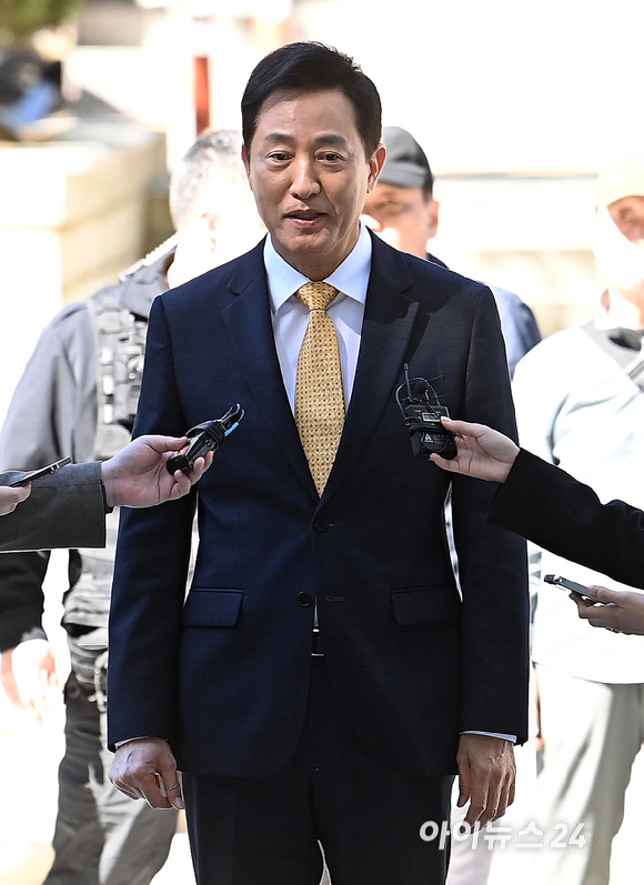 '명태균 여론조사비 대납 의혹'으로 기소된 오세훈 서울시장이 2일 서초구 서울고등법원에서 열린 정치자금법 위반 혐의 항소심 결심공판에 출석하고 있다. [사진=곽영래 기자]