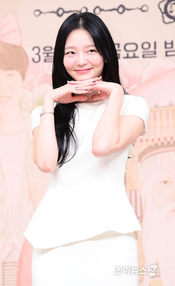 배우 이솜이 11일 오후 서울 양천구 목동 SBS사옥에서 열린 SBS 새 금토드라마 '신이랑 법률사무소' 제작발표회에 참석하고 있다. [사진=정소희 기자]