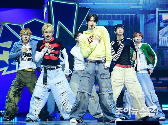 그룹 투어스(왼쪽부터 한진, 영재, 도훈, 신유, 경민, 지훈)이 13일 오후 서울 광진구 예스24라이브홀에서 열린 투어스(TWS) 네 번째 미니앨범 'play hard' 발매 쇼케이스에 참석하고 있다. [사진=정소희 기자]