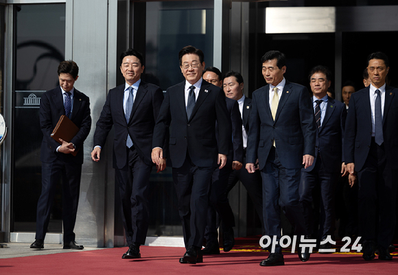 이재명 대통령이 4일 서울 여의도 국회에서 내년도 정부 예산안에 대한 시정연설을 마친 뒤 나서고 있다. [사진=국회사진기자단]