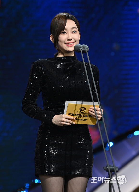 강아랑 기상캐스터가 10일 오후 서울 강남구 삼성동 코엑스 오디토리움에서 열린 2021 신한은행 SOL KBO 골든글러브 시상식에서 시상 준비를 하고 있다. [사진=김성진 기자]