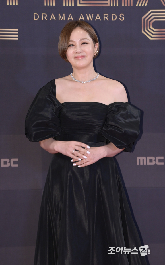 '비밀의 집' 배우 이승연이 30일 오후 서울 마포구 상암 MBC사옥에서 열린 '2022 MBC 연기대상' 레드카펫 행사에 참석하고 있다. [사진=정소희 기자]