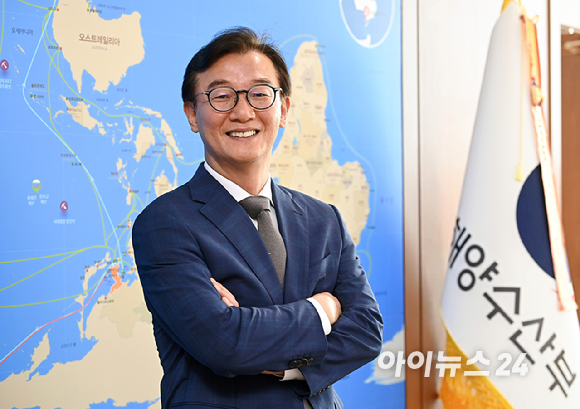 전재수 해양수산부 장관이 정부세종청사에서 아이뉴스24와 인터뷰한 뒤 포즈를 잡고 있다. [사진=곽영래 기자]