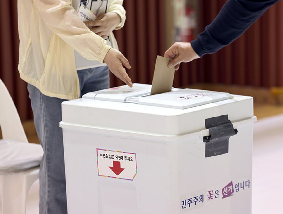 6&middot;3 지방선거 및 국회의원 재&middot;보궐선거 사전투표 둘째 날인 30일 오전 울산 울주군 국민체육센터에 마련된 범서읍 사전투표소에서 한 유권자가 기표를 마친 투표지를 투표함에 넣고 있다. 본 기사와 무관한 이미지. [사진=연합뉴스]