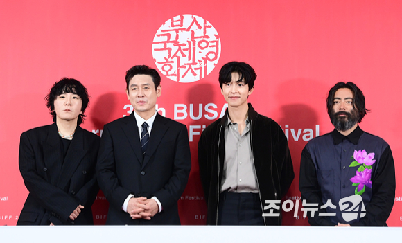 변성현 감독-배우 설경구-홍경-야마다 타카유키가 19일 오전 부산광역시 해운대구 우동 영화의 전당에서 열린 제30회 부산국제영화제(BIFF) 영화 '굿뉴스' 갈라 프레젠테테이션 기자회견에 참석하고 있다. [사진=정소희 기자]
