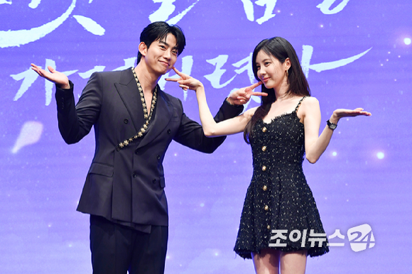 그룹 2PM 옥택연, 소녀시대 서현이 11일 오후 서울 구로구 신도림동 더세인트에서 진행된 KBS2 새 수목드라마 '남주의 첫날밤을 가져버렸다' 제작발표회에 참석해 포즈를 취하고 있다. [사진=문수지 기자]