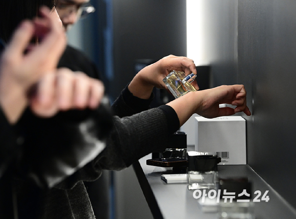 31일 서울 성동구 성수동 케이팝아케이드에서 향으로 공간을 만드는 프래그런스 브랜드 '스퀘어룸(SQUAREROOM)' 신제품 론칭 행사가 열렸다. 참석자들이 향수를 시향하고 있다. [사진=정소희 기자]