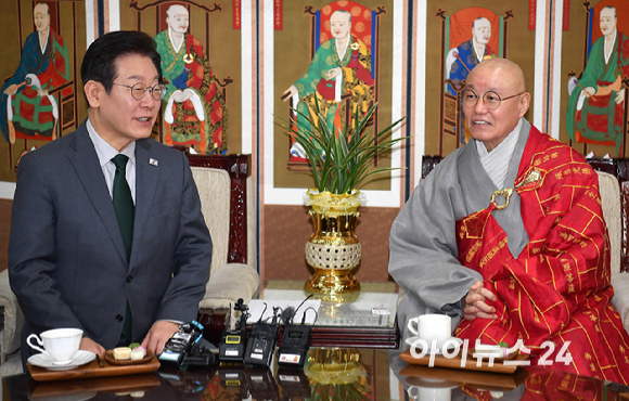 이재명 더불어민주당 대표가 24일 오후 서울 종로구 한국불교 태고종 총무원을 방문해 총무원장인 상진 스님을 예방하고 있다. [사진=곽영래 기자]