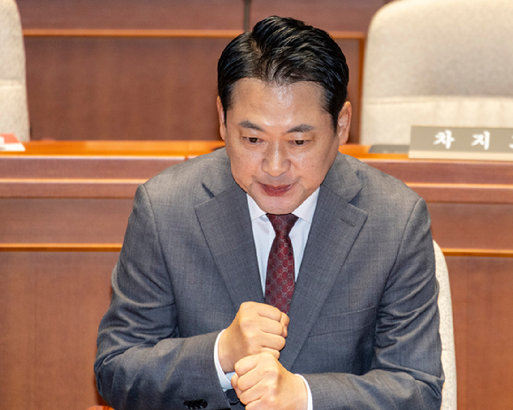 국민의힘 장동혁 대표가 19일 국회에서 열린 의원총회에 입장해 시작을 기다리다 생각에 잠겨 있다. [사진=연합뉴스]