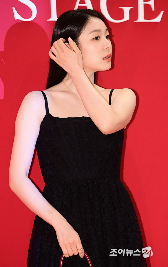 전 피겨스케이팅선수 김연아가 7일 오후 서울 송파구 롯데백화점 잠실점 에비뉴엘 더크라운에서 열린 디올 뷰티 루즈 디올 온 스테이지 팝업 이벤트 포토콜 행사에 참석하고 있다. [사진=정소희 기자]