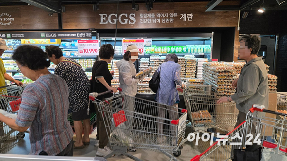 23일 서울 서초구 이랜드킴스클럽 강남점이 오픈 10여분 만에 소비자들로 북적이고 있다. [사진=진광찬 기자]