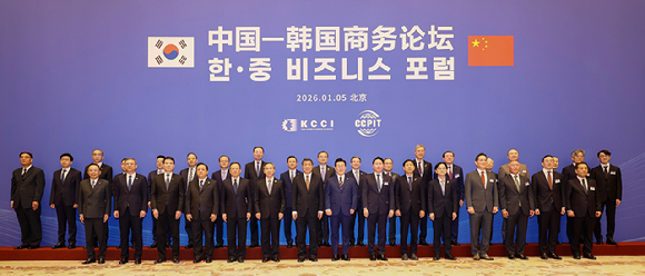 중국을 국빈방문 중인 이재명 대통령이 5일 베이징 조어대에서 열린 한&middot;중 비즈니스 포럼에서 양국 기업인을 비롯한 참석자들과 기념촬영을 하고 있다. [사진=연합뉴스]