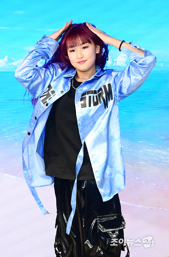 크리에이터 춤추는나율이 15일 서울 성수동 통일타워에 위치한 '케이팝 아케이드'(KPOP ARCADE)에 방문해 대표 프로그램 '비 더 아이돌'(Be The IDOL) 클래스 체험을 하고 있다. [사진=정소희 기자]