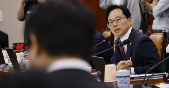 최휘영 문화체육관광부 장관이 7일 국회 문화체육관광위원회에서 열린 문화체육관광부에 대한 국정감사에서 의원 질의에 답하고 있다. [사진=연합뉴스]