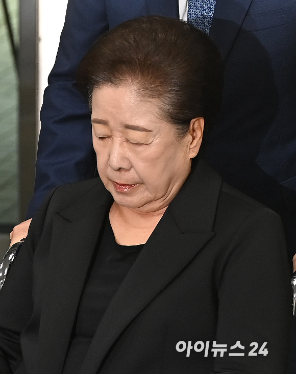 권성동 국민의힘 의원에게 불법 정치자금을 전달한 혐의 등을 받고 있는 한학자 통일교 총재가 22일 서울 서초구 서울중앙지법으로 구속 전 피의자 심문(영장실질심사)에 출석하고 있다. [사진=곽영래 기자]