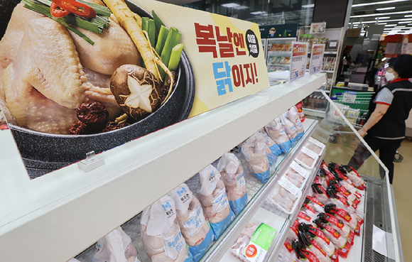 한국농수산식품유통공사(aT)에 따르면 수박 평균 소매 가격은 지난 11일 기준 1개에 2만9천115원으로 3만원에 근접했다. 사진은 13일 서울 송파구 가락동농수산물도매시장에서 시민들이 수박을 구입하는 모습. 2025.7.13 [사진=연합뉴스]
