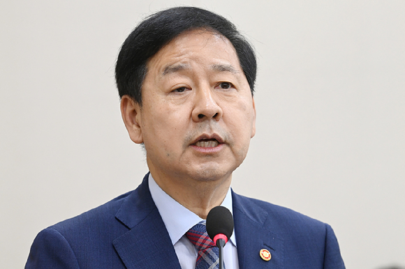 구윤철 부총리 겸 재정경제부 장관이 7일 서울 여의도 국회에서 열린 재정경제기획위원회의에서 업무보고를 하고 있다. [사진=곽영래 기자]