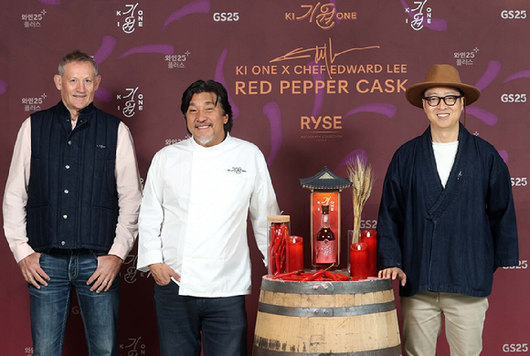 앤드류 샌드(왼쪽부터) 기원 위스키 마스터 디스틸러, 에드워드 리 셰프, 도정한 기원 위스키 대표가 16일 서울 홍대 라이즈호텔 사이드노트 클럽에서 열린 '기원 레드 페퍼 캐스크' 공개 행사에서 제품을 소개하고 있다. [사진=기원]