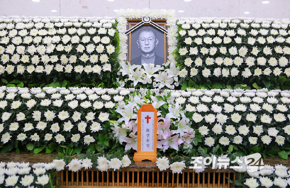 폐기흉 증세 악화로 세상을 떠난 고(故) 전유성의 빈소가 26일 서울아산병원 장례식장에 마련됐다. [사진=사진공동취재단]
