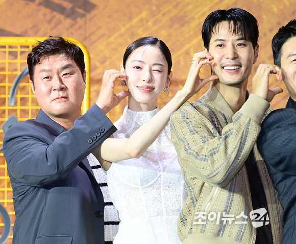 (왼쪽부터)배우 윤경호-이다희-김지석-진선규-공명-강한나-전소민이 15일 오전 서울 중구 장충동 앰배서더 서울 풀만 호텔에서 열린 넷플릭스 영화 '남편들' 제작보고회에 참석하고 있다. [사진=정소희 기자]