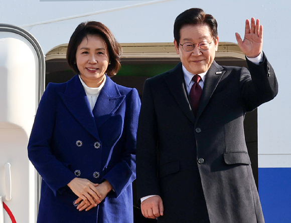 중국을 국빈방문하는 이재명 대통령과 김혜경 여사가 지난 4일 성남 서울공항 공군1호기에서 환송객에게 인사하고 있다. [사진=연합뉴스]