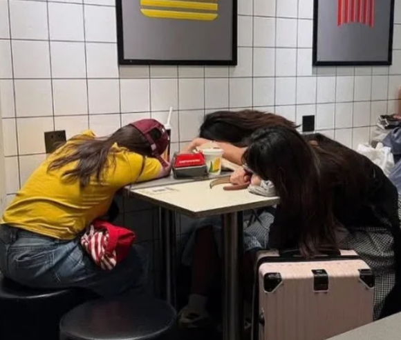 중국 젊은 세대 사이에서 적은 비용으로 최대 효율을 추구하는 '특수부대식 여행'(Special Forces-style travel)이 유행하고 있다. 사진은 중국 관광객들. [사진=X 갈무리 ]