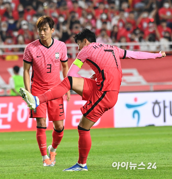 10일 오후 수원월드컵경기장에서 열린 대한민국과 파라과이의 친선경기가 2-2 동점으로 끝났다. 후반 대한민국 정우영이 동점골을 넣고 기뻐하고 있다. [사진=정소희 기자]