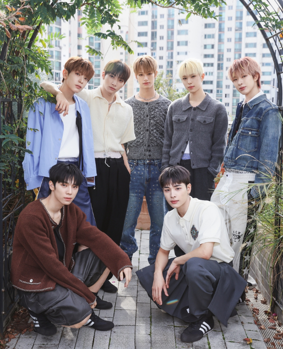 그룹 넥스지가 최근 서울 모처에서 진행한 미니 3집 'Beat-Boxer'(비트 복서) 발매 기념 인터뷰에서 포즈를 취하고 있다. [사진=JYP엔터테인먼트]