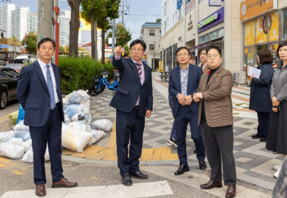 도성훈 인천광역시교육감이 21일 신광초등학교 통학로 주변을 현장 점검하고 있다. [사진=인천시교육청]