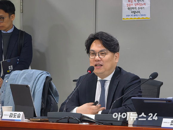 23일 서울 국회의원회관에서 열린 '사전예방 중심 개인정보 보호 체계 구축을 위한 토론회'에서 참석자들이 기념촬영하고 있다. [사진=윤소진 기자]