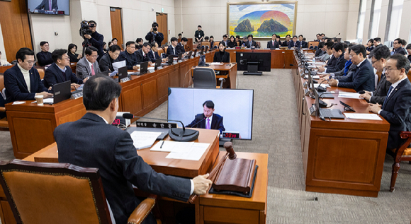 지난해 10월 22일 배경훈 부총리 겸 과학기술정보통신부 장관을 비롯한 주요 관계자들이 정부서울청사에서 '범부처 정보보호 종합대책'을 발표하고 있다. 왼쪽부터 이용석 행정안전부 디지털정부혁신실장, 신진창 금융위원회 사무처장, 김창섭 국정원 3차장, 배경훈 부총리, 류제명 과기정통부 2차관, 이정렬 개인정보보호위원회 부위원장 직무대리. 범부처 정보보호 종합대책」을 수립하여 10월 22일(수) 대국민 브리핑을 [사진=안세준 기자]