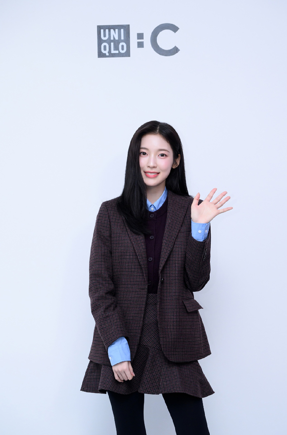 오마이걸 아린이 3일 서울 삼청동에서 열린 '25FW UNIQLO : C 컬렉션' 글로벌 런칭 행사 포토콜에 참석하고 있다. [사진=유니클로]