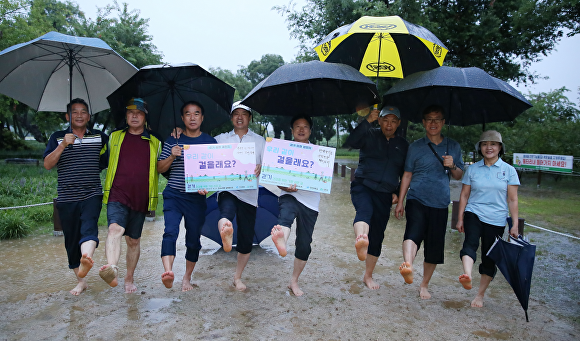 30일 이병환 성주군수(오른쪽 4번째)가 지역주민들과 함께 걷기운동 실천 응원 챌리지를 하고 있다. [사진=성주군]