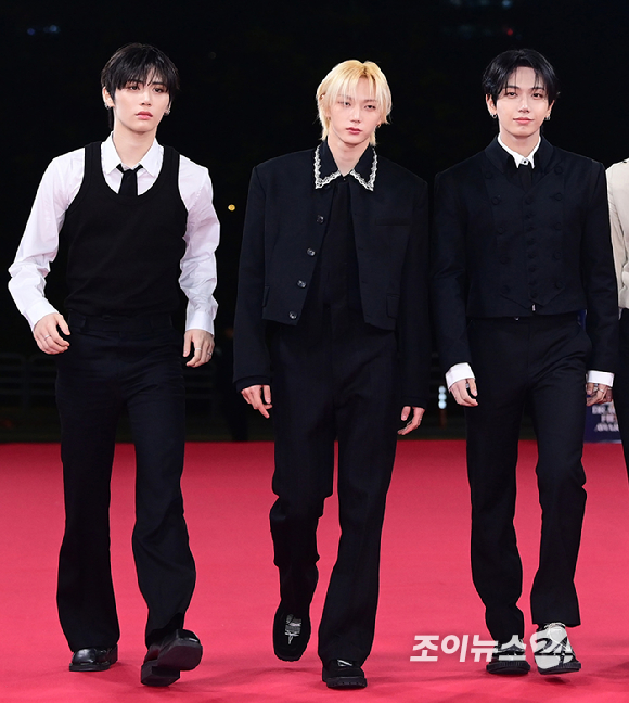 그룹 보이넥스트도어(BOYNEXTDOOR)가 19일 오후 서울 영등포구 여의도 KBS홀에서 열린 제46회 청룡영화상 레드카펫 행사에 참석하고 있다. [사진=정소희 기자]