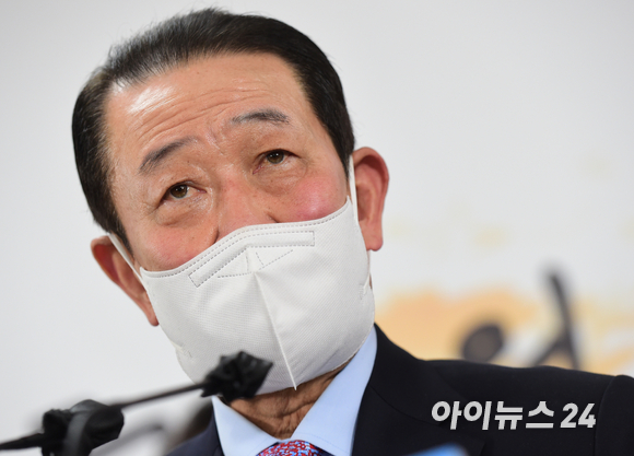 박주선 대통령취임식 준비위원회 위원장이 23일 서울 종로구 삼청동 대통령직인수위원회 브리핑실에서 기자회견을 하고 있다. [사진=국회사진취재단]